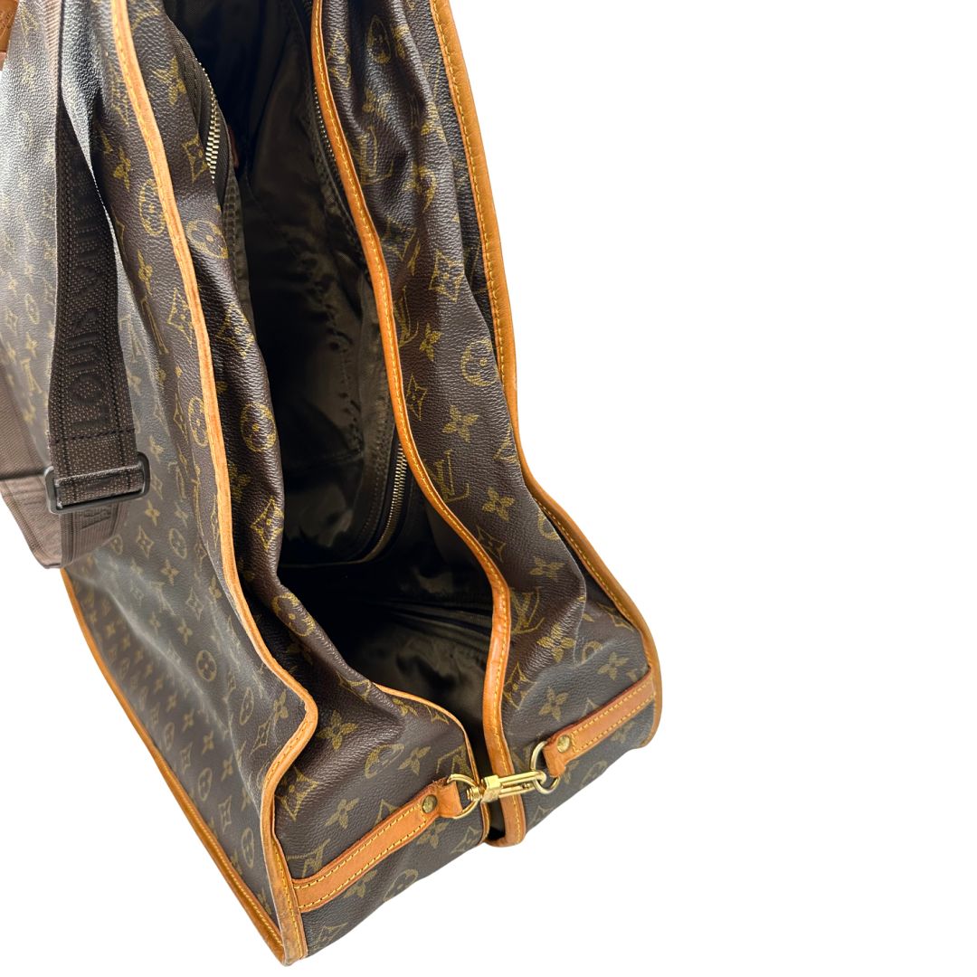 interno Borsa da viaggio in canvas marrone monogram con finiture in vacchetta naturale e parti metalliche dorate; munita di un manico singolo,una tracolla amovibile e regolabile e 5 grucce, di lusso, originale, ottime condizioni. 