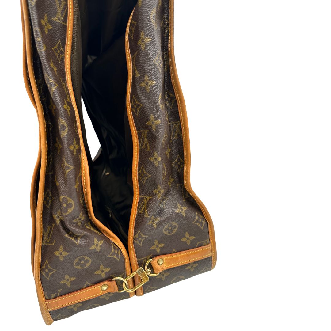 interno Borsa da viaggio in canvas marrone monogram con finiture in vacchetta naturale e parti metalliche dorate; munita di un manico singolo,una tracolla amovibile e regolabile e 5 grucce, di lusso, originale, ottime condizioni. 