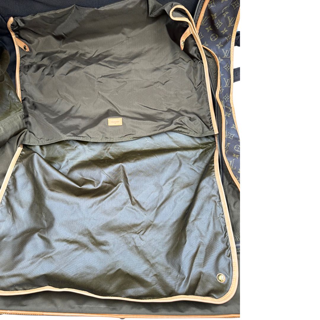 interno Borsa da viaggio in canvas marrone monogram con finiture in vacchetta naturale e parti metalliche dorate; munita di un manico singolo,una tracolla amovibile e regolabile e 5 grucce, di lusso, originale, ottime condizioni. 