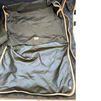 interno Borsa da viaggio in canvas marrone monogram con finiture in vacchetta naturale e parti metalliche dorate; munita di un manico singolo,una tracolla amovibile e regolabile e 5 grucce, di lusso, originale, ottime condizioni. 