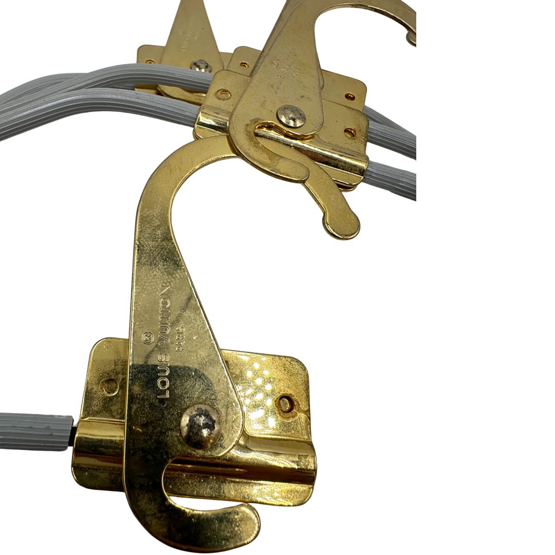 Borsa da viaggio in canvas marrone monogram con finiture in vacchetta naturale e parti metalliche dorate; munita di un manico singolo,una tracolla amovibile e regolabile e 5 grucce, di lusso, originale, ottime condizioni.