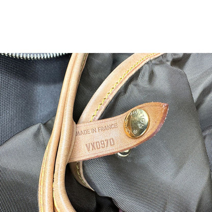 interno Borsa da viaggio in canvas marrone monogram con finiture in vacchetta naturale e parti metalliche dorate; munita di un manico singolo,una tracolla amovibile e regolabile e 5 grucce, di lusso, originale, ottime condizioni. 