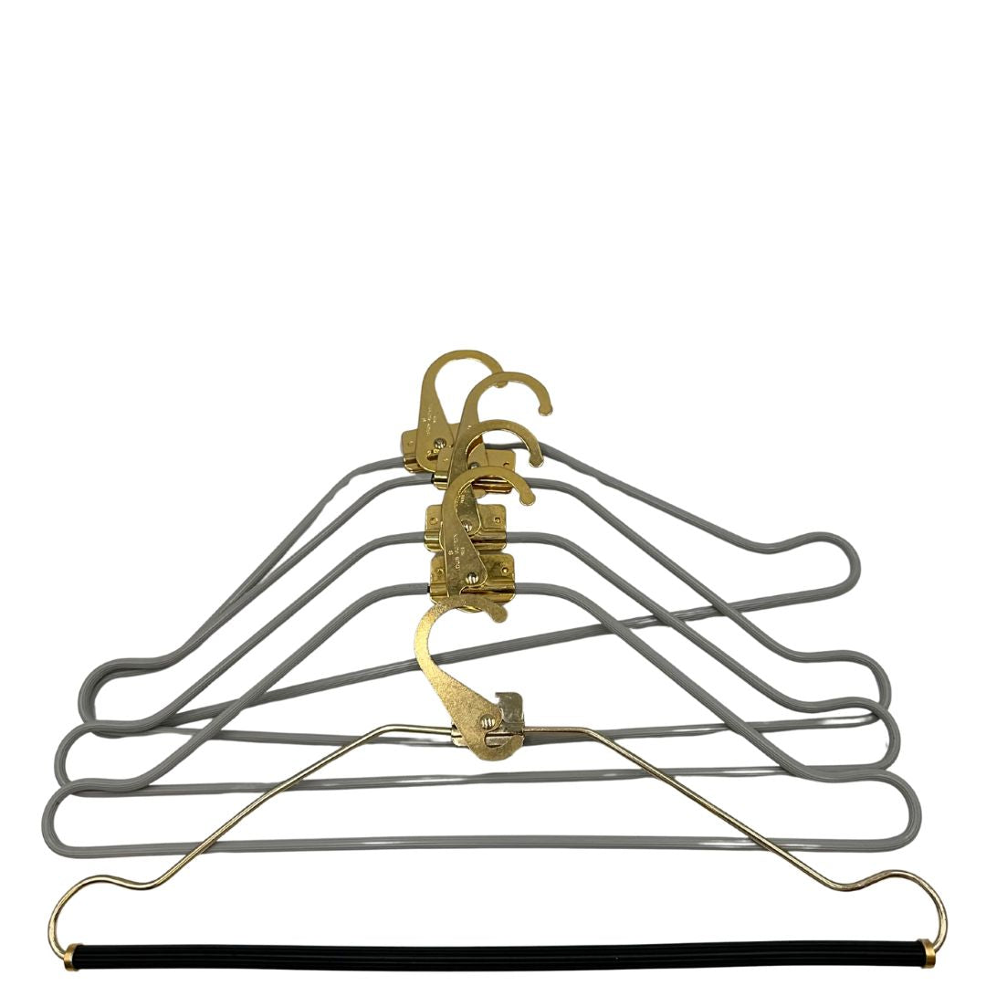 interno Borsa da viaggio in canvas marrone monogram con finiture in vacchetta naturale e parti metalliche dorate; munita di un manico singolo,una tracolla amovibile e regolabile e 5 grucce, di lusso, originale, ottime condizioni. 