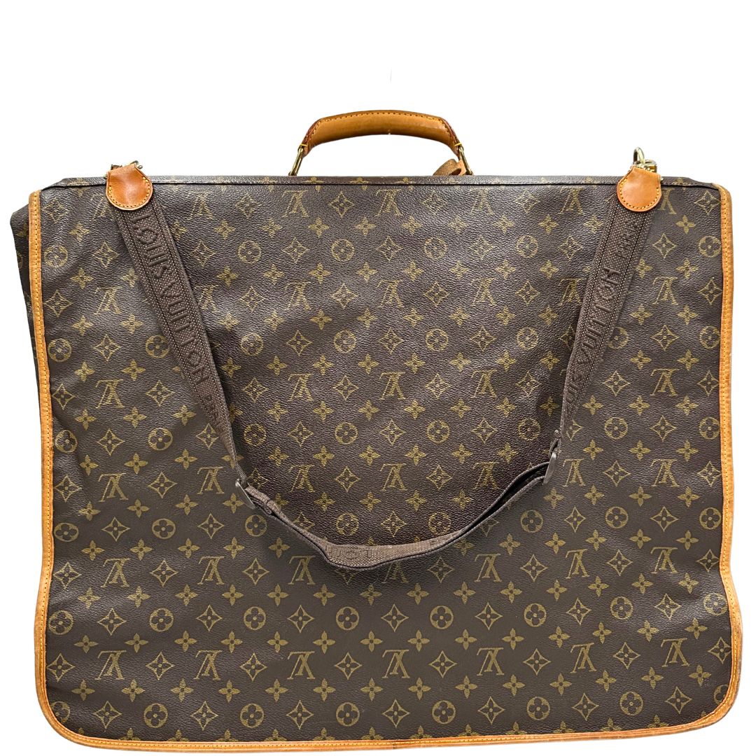 retro Borsa da viaggio in canvas marrone monogram con finiture in vacchetta naturale e parti metalliche dorate; munita di un manico singolo,una tracolla amovibile e regolabile e 5 grucce, di lusso, originale, ottime condizioni. 