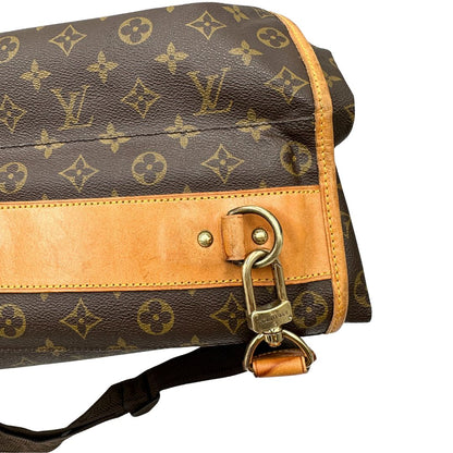 tracolla Borsa da viaggio in canvas marrone monogram con finiture in vacchetta naturale e parti metalliche dorate; munita di un manico singolo,una tracolla amovibile e regolabile e 5 grucce, di lusso, originale, ottime condizioni. 