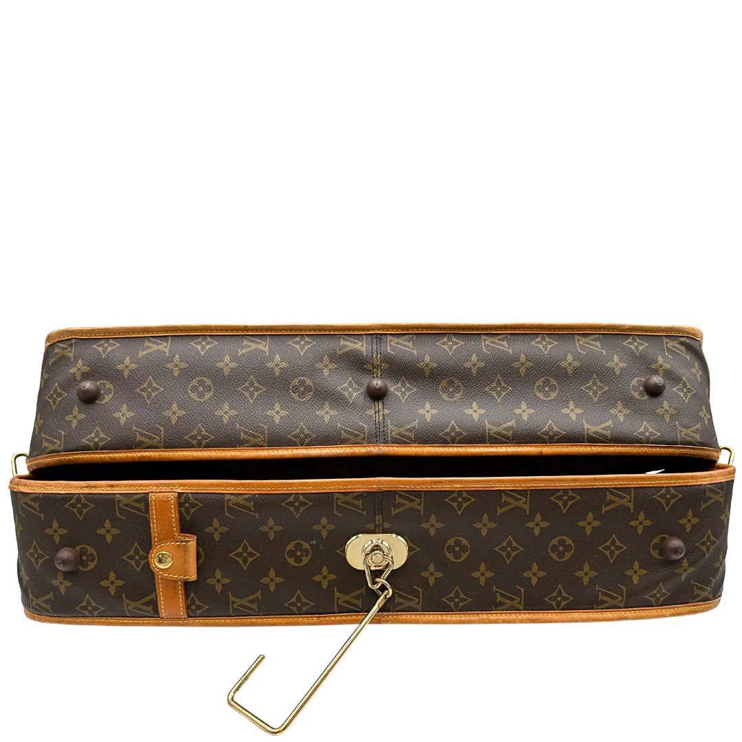 base Borsa da viaggio in canvas marrone monogram con finiture in vacchetta naturale e parti metalliche dorate; munita di un manico singolo,una tracolla amovibile e regolabile e 5 grucce, di lusso, originale, ottime condizioni. 