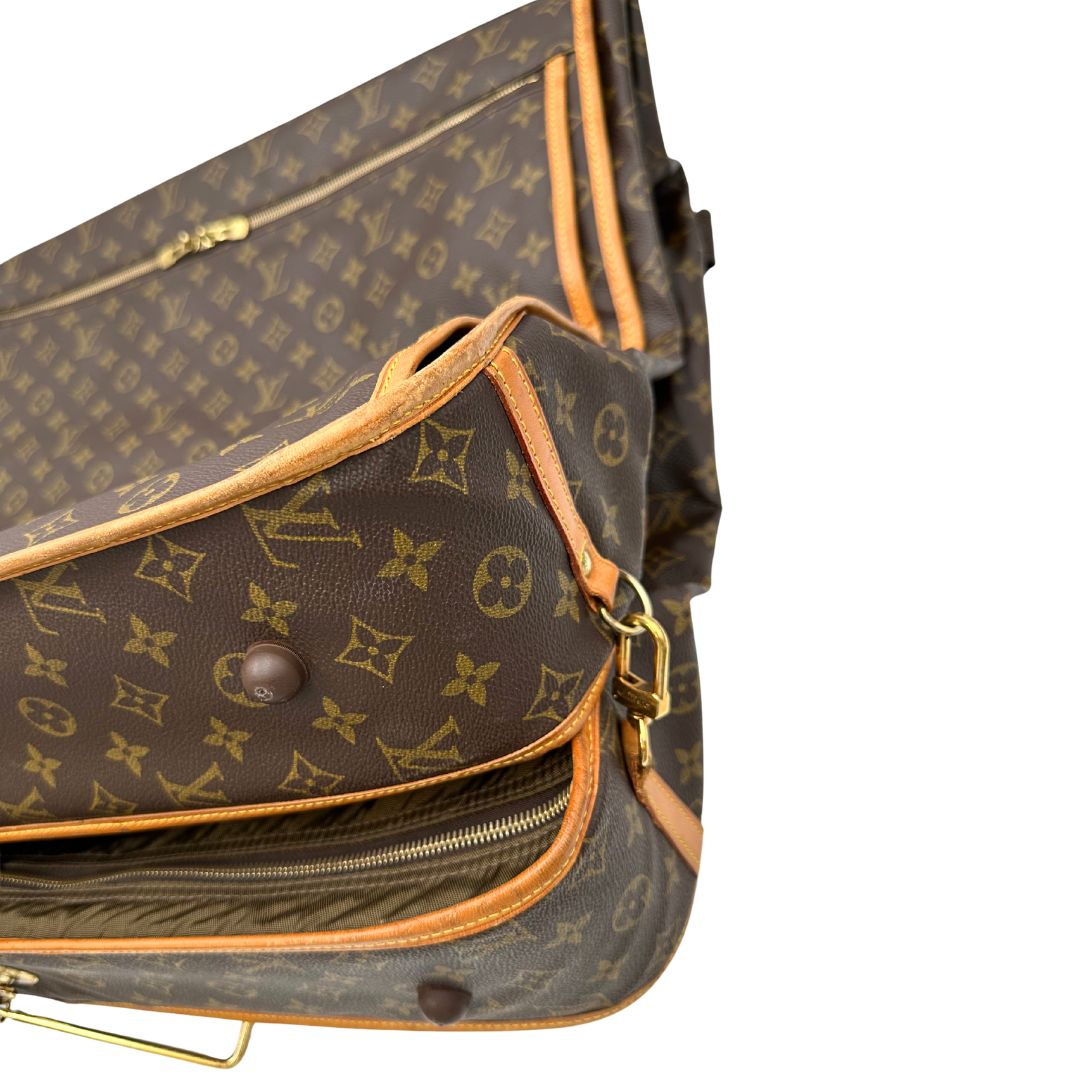 angolo Borsa da viaggio in canvas marrone monogram con finiture in vacchetta naturale e parti metalliche dorate; munita di un manico singolo,una tracolla amovibile e regolabile e 5 grucce, di lusso, originale, ottime condizioni. 