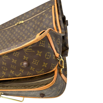 angolo Borsa da viaggio in canvas marrone monogram con finiture in vacchetta naturale e parti metalliche dorate; munita di un manico singolo,una tracolla amovibile e regolabile e 5 grucce, di lusso, originale, ottime condizioni. 