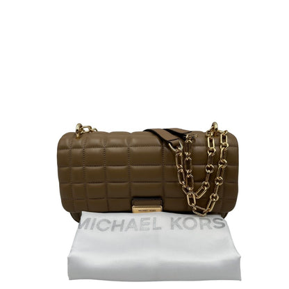 Borsa Michael Kors Tribeca in pelle matelassé écru con parti metalliche dorate. Munita di una tracolla scorrevole in catena con spallacci in pelle. Completa di dustbag. Originale, usato, in condizioni ottime. 