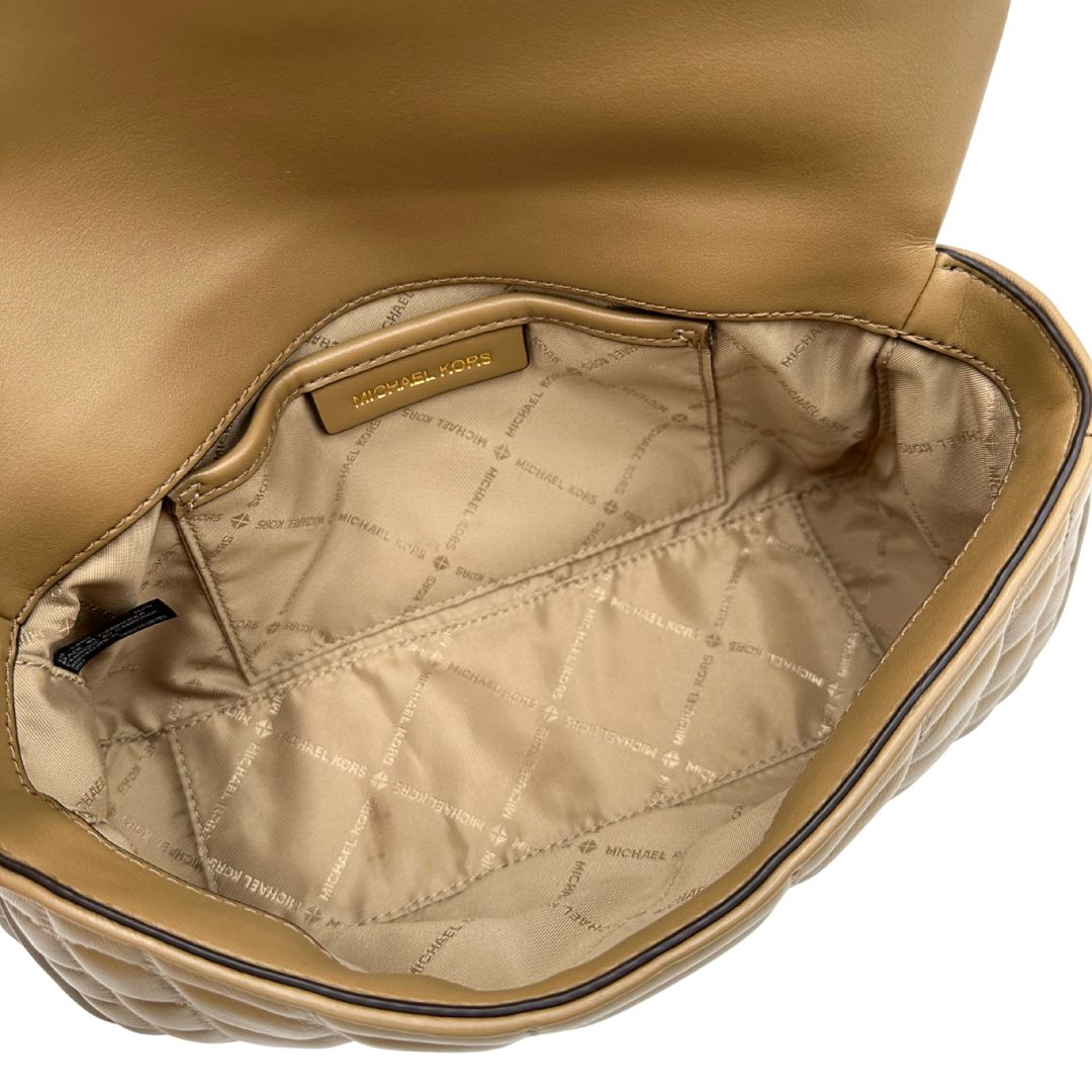 Interno Borsa Michael Kors Tribeca in pelle matelassé écru con parti metalliche dorate. Munita di una tracolla scorrevole in catena con spallacci in pelle. Completa di dustbag. Originale, usato, in condizioni ottime. 