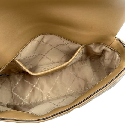 Interno Borsa Michael Kors Tribeca in pelle matelassé écru con parti metalliche dorate. Munita di una tracolla scorrevole in catena con spallacci in pelle. Completa di dustbag. Originale, usato, in condizioni ottime. 