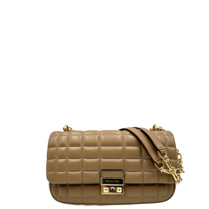 Borsa Michael Kors Tribeca in pelle matelassé écru con parti metalliche dorate. Munita di una tracolla scorrevole in catena con spallacci in pelle. Completa di dustbag. Originale, usato, in condizioni ottime. 