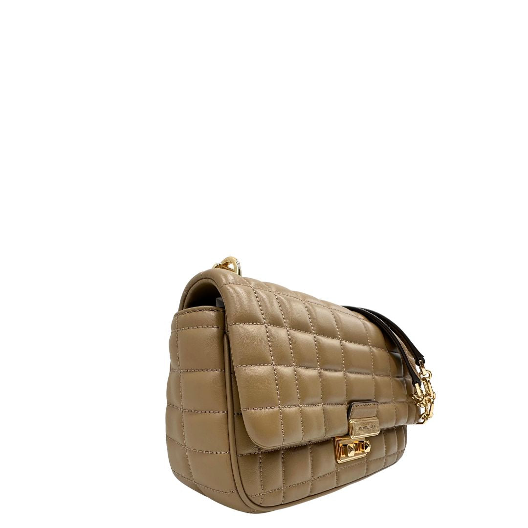 Laterale Borsa Michael Kors Tribeca in pelle matelassé écru con parti metalliche dorate. Munita di una tracolla scorrevole in catena con spallacci in pelle. Completa di dustbag. Originale, usato, in condizioni ottime. 