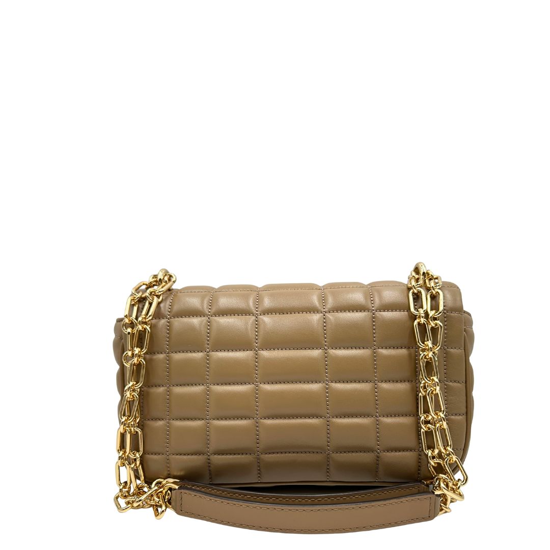 Retro Borsa Michael Kors Tribeca in pelle matelassé écru con parti metalliche dorate. Munita di una tracolla scorrevole in catena con spallacci in pelle. Completa di dustbag. Originale, usato, in condizioni ottime. 