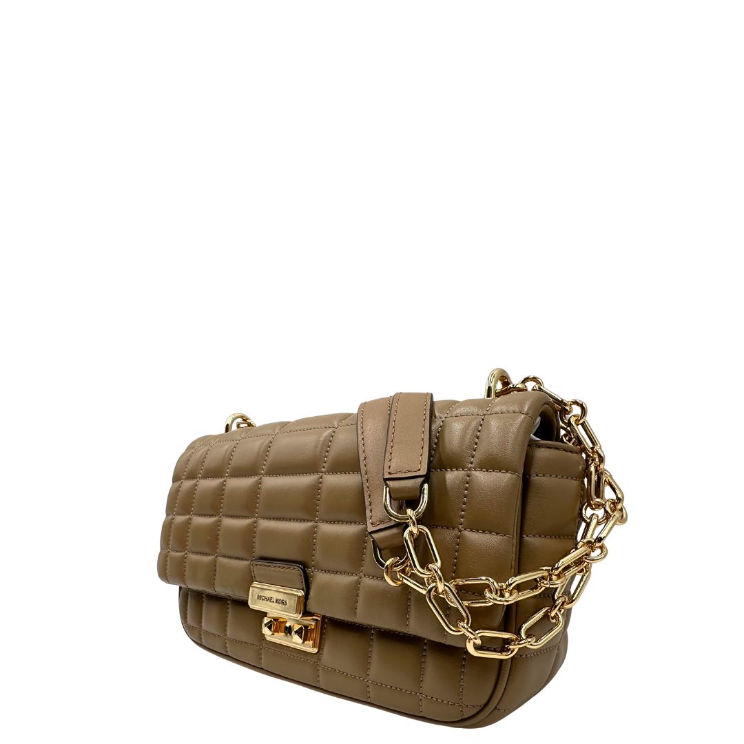 Laterale Borsa Michael Kors Tribeca in pelle matelassé écru con parti metalliche dorate. Munita di una tracolla scorrevole in catena con spallacci in pelle. Completa di dustbag. Originale, usato, in condizioni ottime. 