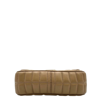 Base Borsa Michael Kors Tribeca in pelle matelassé écru con parti metalliche dorate. Munita di una tracolla scorrevole in catena con spallacci in pelle. Completa di dustbag. Originale, usato, in condizioni ottime. 