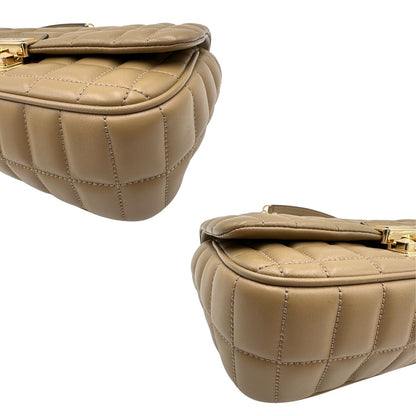 Angoli Borsa Michael Kors Tribeca in pelle matelassé écru con parti metalliche dorate. Munita di una tracolla scorrevole in catena con spallacci in pelle. Completa di dustbag. Originale, usato, in condizioni ottime. 