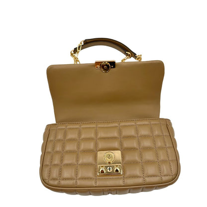 Borsa Michael Kors Tribeca in pelle matelassé écru con parti metalliche dorate. Munita di una tracolla scorrevole in catena con spallacci in pelle. Completa di dustbag. Originale, usato, in condizioni ottime. 