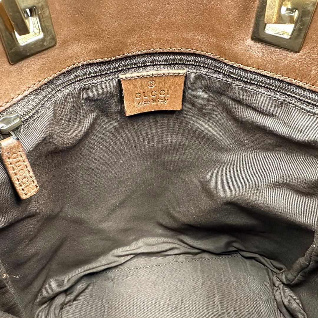 Interno Borsa Gucci Tote in tessuto marrone GG con finiture in pelle tono su tono e parti metalliche dorate. Completa di dustbag. Originale, usato, in condizioni ottime. 