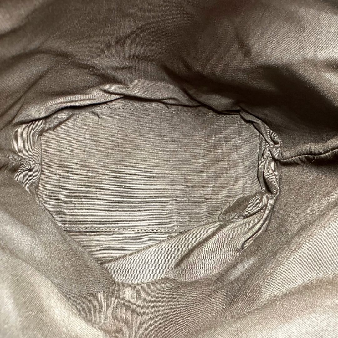 Interno Borsa Gucci Tote in tessuto marrone GG con finiture in pelle tono su tono e parti metalliche dorate. Completa di dustbag. Originale, usato, in condizioni ottime. 