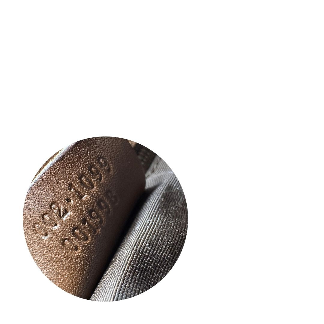 Codice seriale; Borsa Gucci Tote in tessuto marrone GG con finiture in pelle tono su tono e parti metalliche dorate. Completa di dustbag. Originale, usato, in condizioni ottime. 