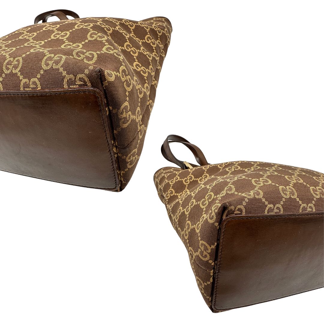 Angoli Borsa Gucci Tote in tessuto marrone GG con finiture in pelle tono su tono e parti metalliche dorate. Completa di dustbag. Originale, usato, in condizioni ottime. 