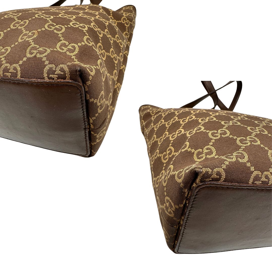 Angoli Borsa Gucci Tote in tessuto marrone GG con finiture in pelle tono su tono e parti metalliche dorate. Completa di dustbag. Originale, usato, in condizioni ottime. 