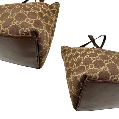 Angoli Borsa Gucci Tote in tessuto marrone GG con finiture in pelle tono su tono e parti metalliche dorate. Completa di dustbag. Originale, usato, in condizioni ottime. 