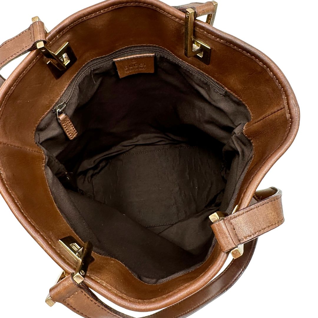 Interno Borsa Gucci Tote in tessuto marrone GG con finiture in pelle tono su tono e parti metalliche dorate. Completa di dustbag. Originale, usato, in condizioni ottime. 