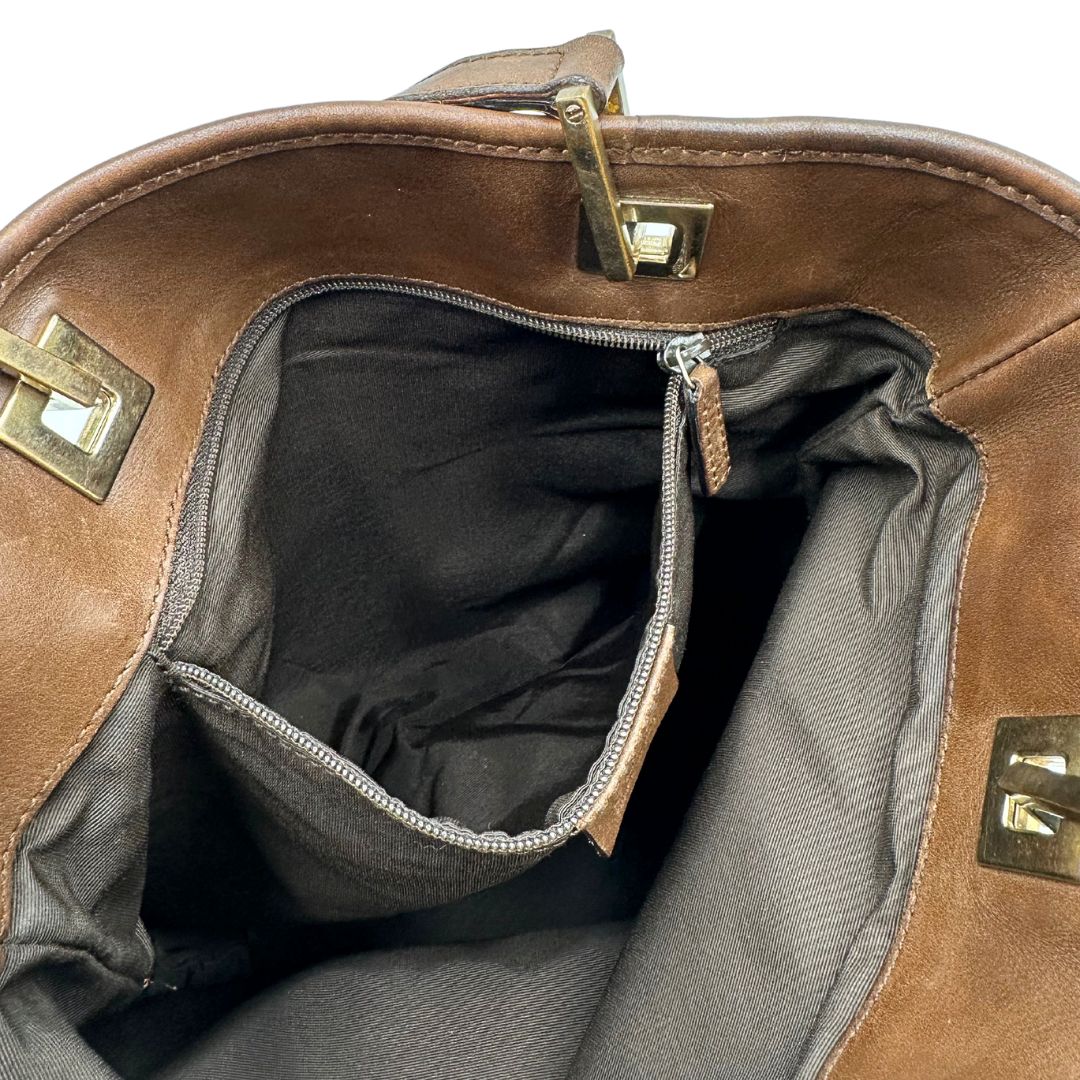 Interno Borsa Gucci Tote in tessuto marrone GG con finiture in pelle tono su tono e parti metalliche dorate. Completa di dustbag. Originale, usato, in condizioni ottime. 