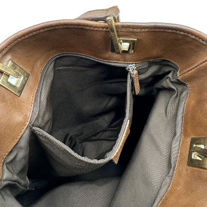 Interno Borsa Gucci Tote in tessuto marrone GG con finiture in pelle tono su tono e parti metalliche dorate. Completa di dustbag. Originale, usato, in condizioni ottime. 