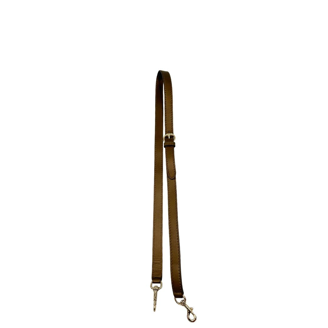 Accessorio Tracolla Gucci regolabile in pelle verde brunastro effetto metallizzato con fibbia e moschettoni in metallo dorato. Completa di sacchetto antipolvere. Originale, usato, in condizioni ottime.