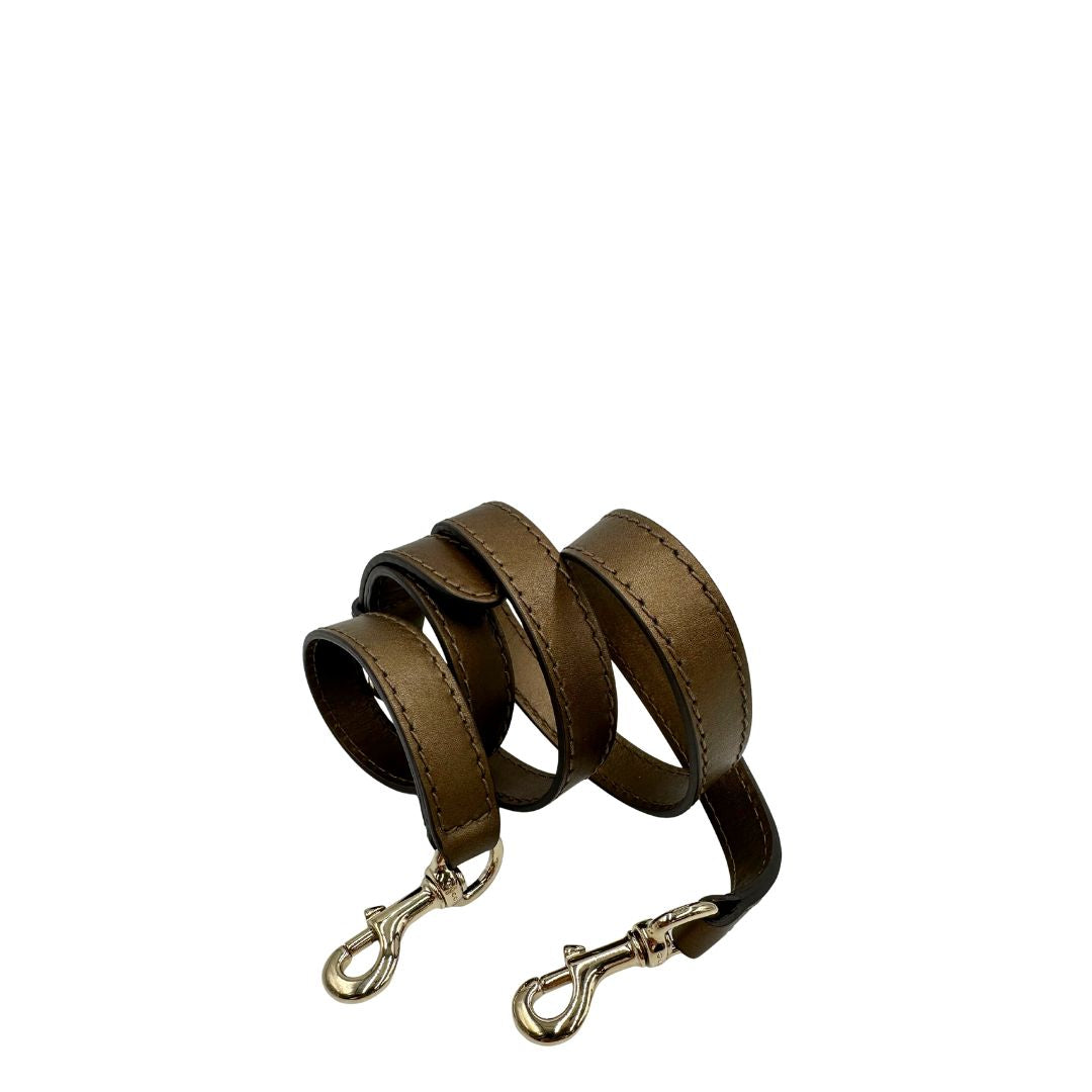 Accessorio Tracolla Gucci regolabile in pelle verde brunastro effetto metallizzato con fibbia e moschettoni in metallo dorato. Completa di sacchetto antipolvere. Originale, usato, in condizioni ottime.