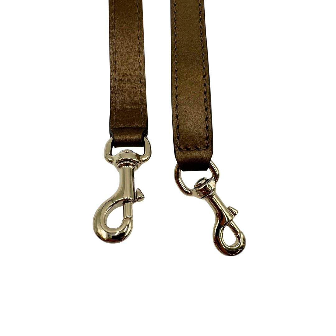 Accessorio Tracolla Gucci regolabile in pelle verde brunastro effetto metallizzato con fibbia e moschettoni in metallo dorato. Completa di sacchetto antipolvere. Originale, usato, in condizioni ottime. 