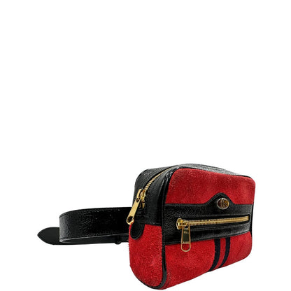 Laterale sinistro di un marsupio Gucci Ophidia in pelle scamosciata rossa con finiture in pelle verniciata nera, striscia Web centrale in tessuto blu e rosso, cintura regolabile e amovibile, parti metalliche dorate. Completo di dustbag.