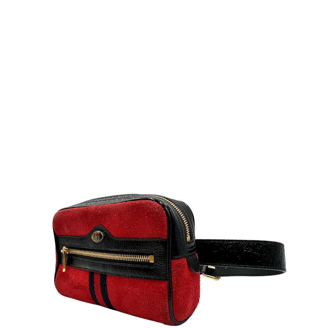 Laterale destro di un marsupio Gucci Ophidia in pelle scamosciata rossa con finiture in pelle verniciata nera, striscia Web centrale in tessuto blu e rosso, cintura regolabile e amovibile, parti metalliche dorate. Completo di dustbag.