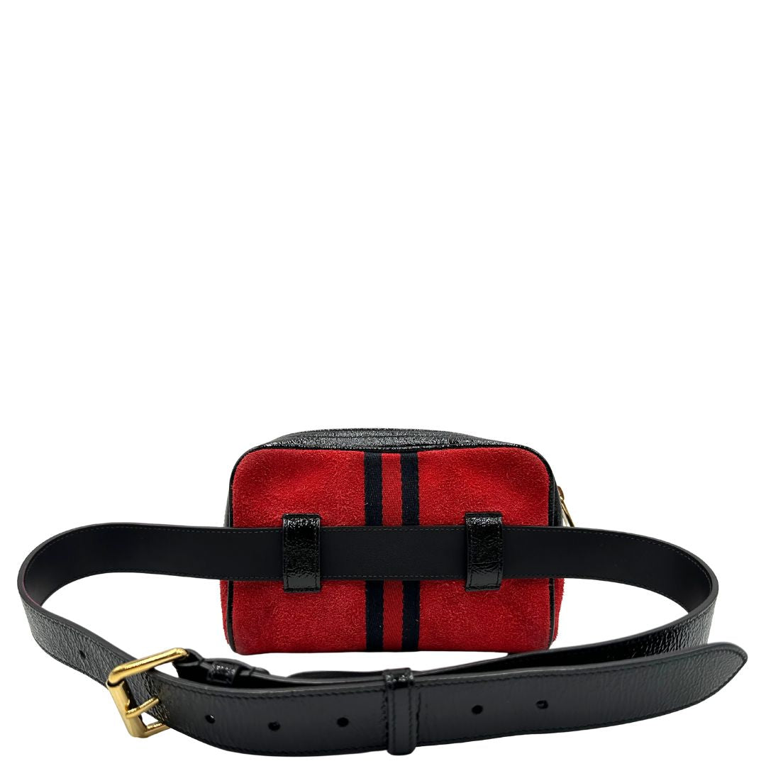 Retro di un marsupio Gucci Ophidia in pelle scamosciata rossa con finiture in pelle verniciata nera, striscia Web centrale in tessuto blu e rosso, cintura regolabile e amovibile, parti metalliche dorate. Completo di dustbag.