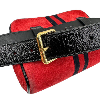 Cintura di un marsupio Gucci Ophidia in pelle scamosciata rossa con finiture in pelle verniciata nera, striscia Web centrale in tessuto blu e rosso, cintura regolabile e amovibile, parti metalliche dorate. Completo di dustbag.