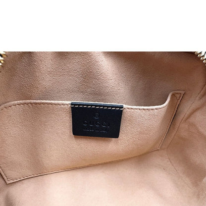 Interno di un marsupio Gucci Ophidia in pelle scamosciata rossa con finiture in pelle verniciata nera, striscia Web centrale in tessuto blu e rosso, cintura regolabile e amovibile, parti metalliche dorate. Completo di dustbag.