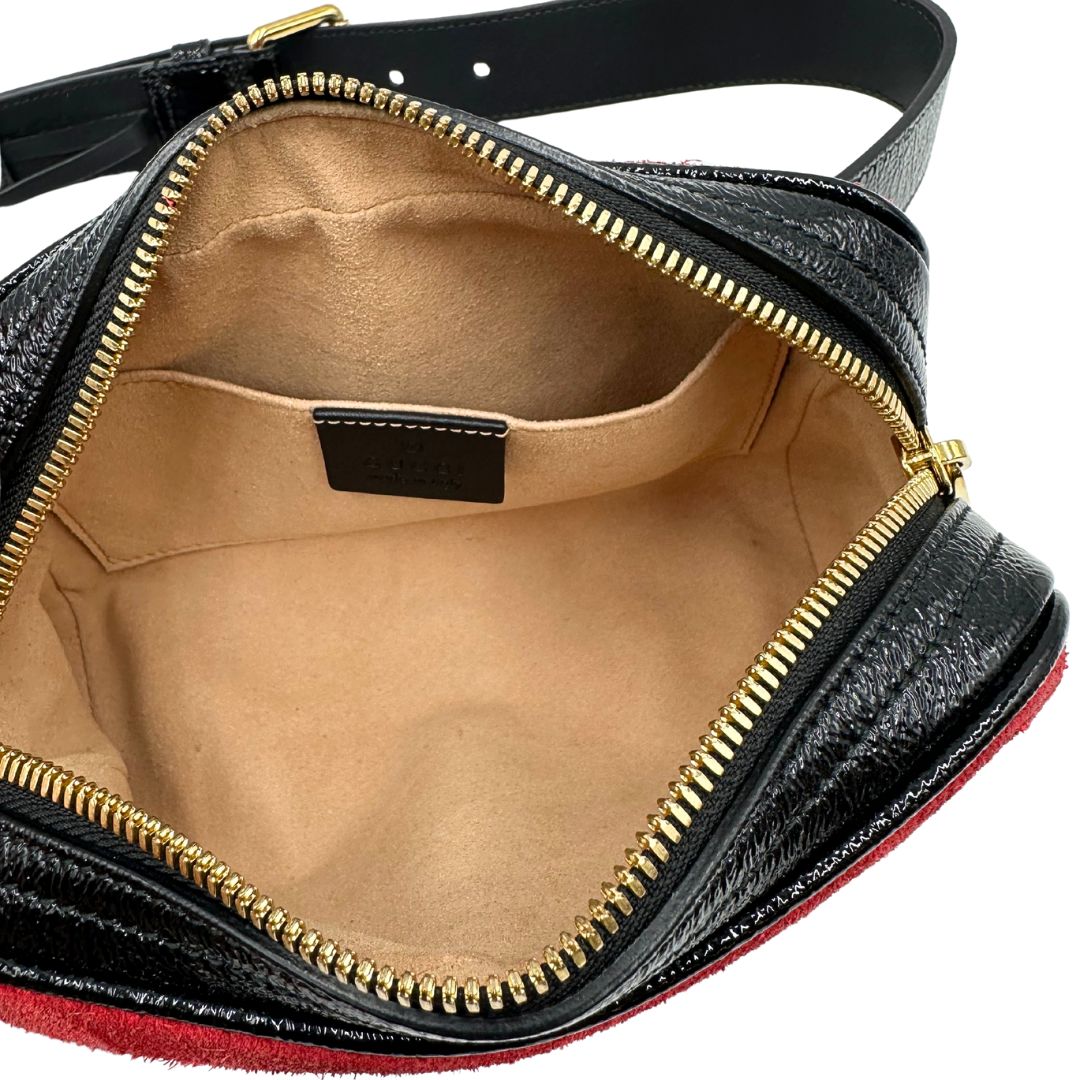 Interno di un marsupio Gucci Ophidia in pelle scamosciata rossa con finiture in pelle verniciata nera, striscia Web centrale in tessuto blu e rosso, cintura regolabile e amovibile, parti metalliche dorate. Completo di dustbag.