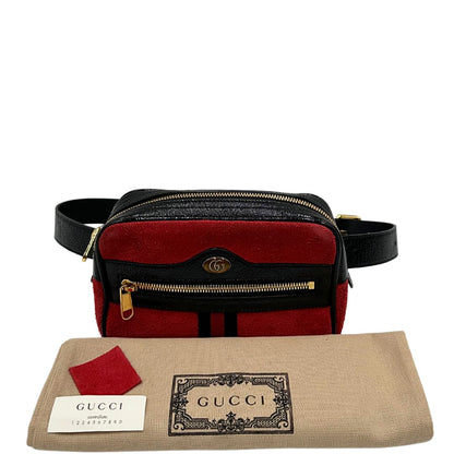 Marsupio Gucci Ophidia in pelle scamosciata rossa con finiture in pelle verniciata nera, striscia Web centrale in tessuto blu e rosso, cintura regolabile e amovibile, parti metalliche dorate. Completo di dustbag.