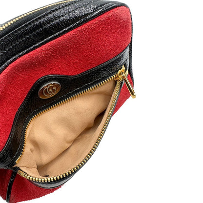 Interno del taschino interno di un marsupio Gucci Ophidia in pelle scamosciata rossa con finiture in pelle verniciata nera, striscia Web centrale in tessuto blu e rosso, cintura regolabile e amovibile, parti metalliche dorate. Completo di dustbag.