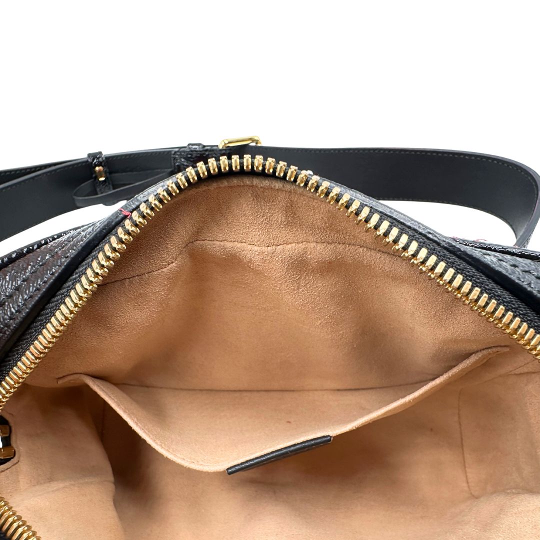 Interno di un marsupio Gucci Ophidia in pelle scamosciata rossa con finiture in pelle verniciata nera, striscia Web centrale in tessuto blu e rosso, cintura regolabile e amovibile, parti metalliche dorate. Completo di dustbag.