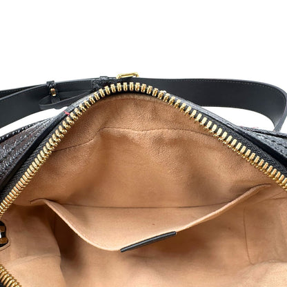 Interno di un marsupio Gucci Ophidia in pelle scamosciata rossa con finiture in pelle verniciata nera, striscia Web centrale in tessuto blu e rosso, cintura regolabile e amovibile, parti metalliche dorate. Completo di dustbag.