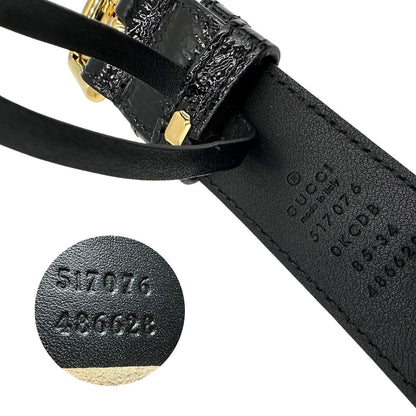 Codici e misure di un marsupio Gucci Ophidia in pelle scamosciata rossa con finiture in pelle verniciata nera, striscia Web centrale in tessuto blu e rosso, cintura regolabile e amovibile, parti metalliche dorate. Completo di dustbag.