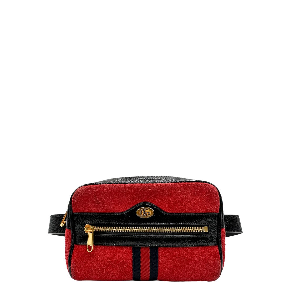 Front di un marsupio Gucci Ophidia in pelle scamosciata rossa con finiture in pelle verniciata nera, striscia Web centrale in tessuto blu e rosso, cintura regolabile e amovibile, parti metalliche dorate. Completo di dustbag.