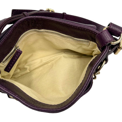 Interno Borsa Chloé Maxi Lock in pelle viola prugna con parti metalliche dorate. Munita di un manico regolabile e impreziosita da una catena sul front con lucchetto. Originale, usato, in condizioni ottime. 