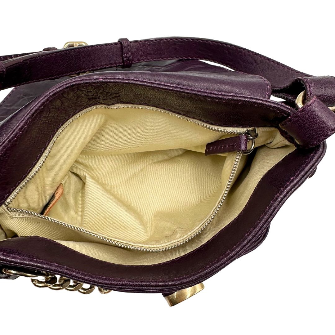 Interno Borsa Chloé Maxi Lock in pelle viola prugna con parti metalliche dorate. Munita di un manico regolabile e impreziosita da una catena sul front con lucchetto. Originale, usato, in condizioni ottime. 