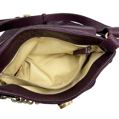 Interno Borsa Chloé Maxi Lock in pelle viola prugna con parti metalliche dorate. Munita di un manico regolabile e impreziosita da una catena sul front con lucchetto. Originale, usato, in condizioni ottime. 