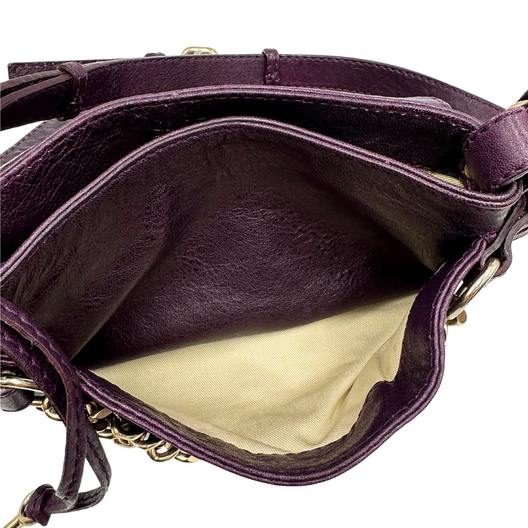 Interno Borsa Chloé Maxi Lock in pelle viola prugna con parti metalliche dorate. Munita di un manico regolabile e impreziosita da una catena sul front con lucchetto. Originale, usato, in condizioni ottime. 